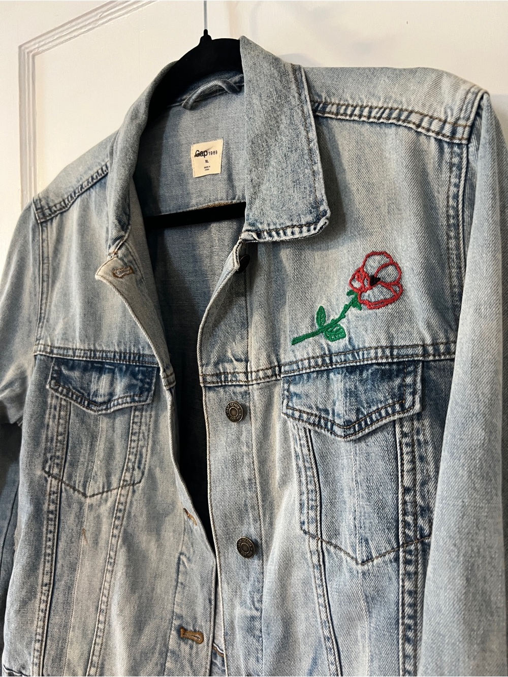 GAP Premium 1969 Light Wash Denim Cropped Jacket Red Rose Embroidery Size XL